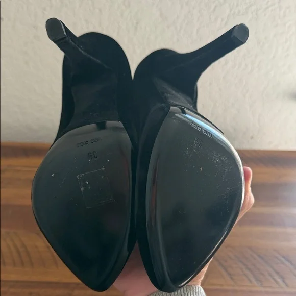 Dolce & Gabbana Elegant Black velvet Heels